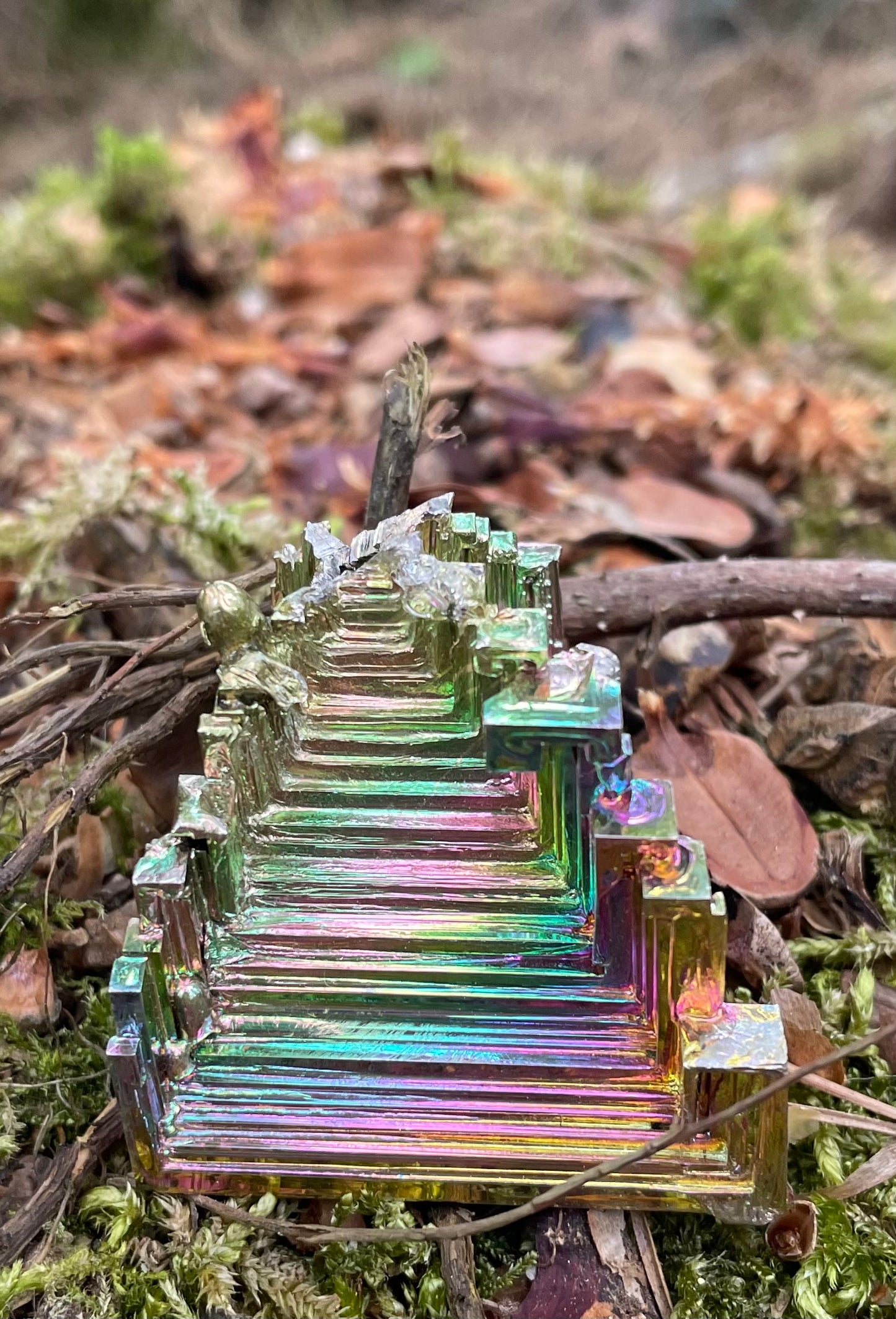 This crystal looks like a tiny staircase. Its shiny metallic with rainbow colours.